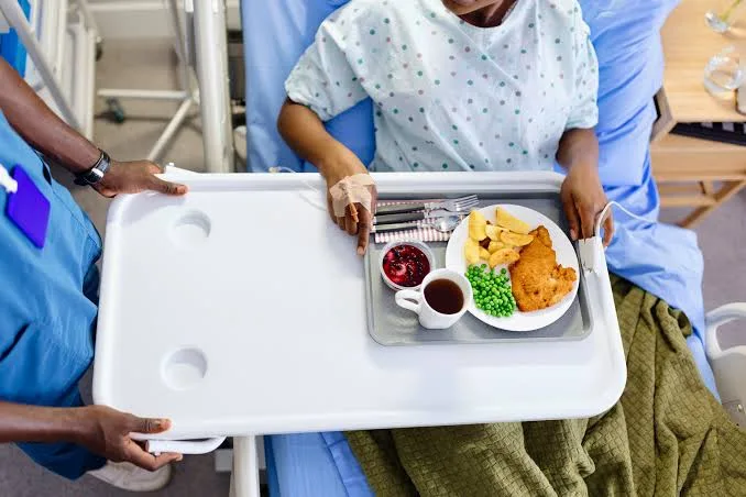 An example of a hospital meal tray.